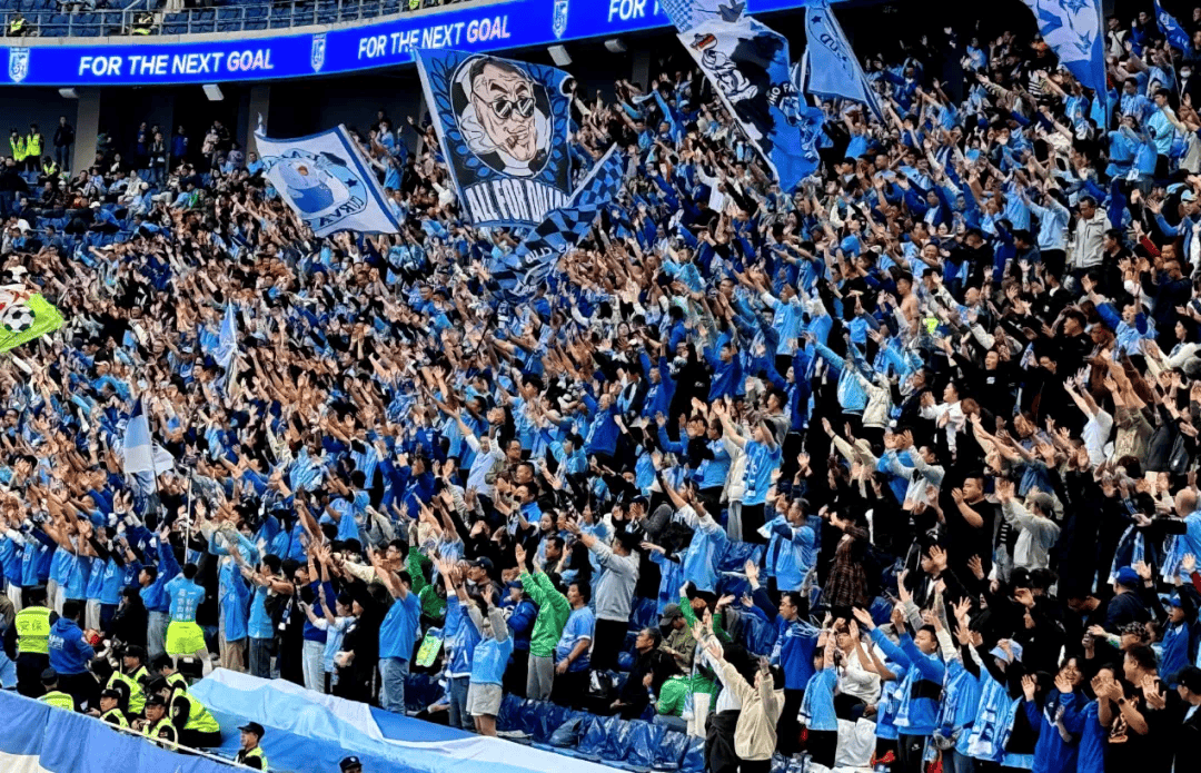 包含清晨体能课后，曼城临场应变备战中超，媒体盛赞，控场能力受关注的词条