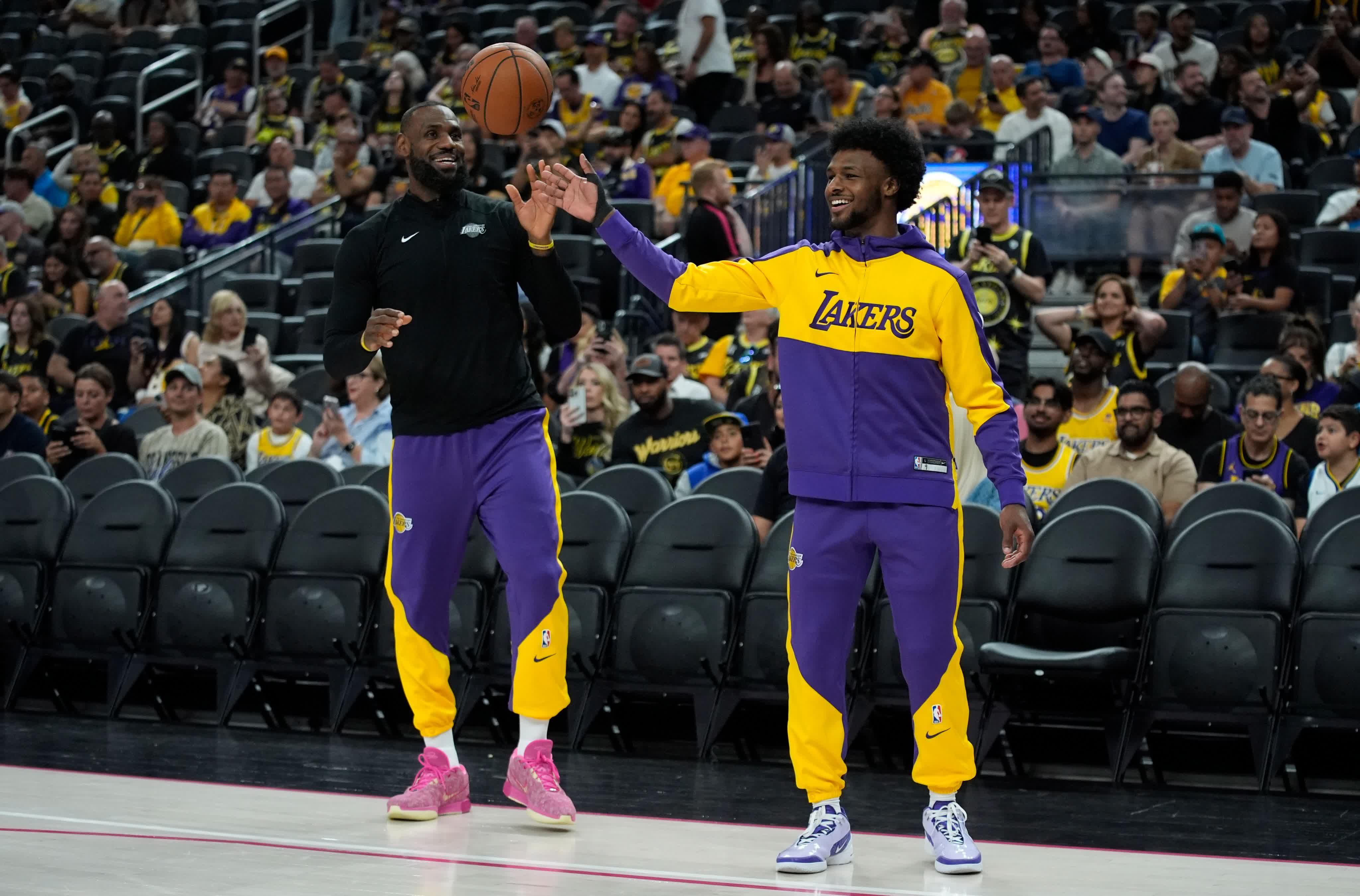 包含洛杉矶湖人发布备战花絮，加时末段扳平良机，NBA常规赛任务艰巨，数据趋势出现新变化的词条