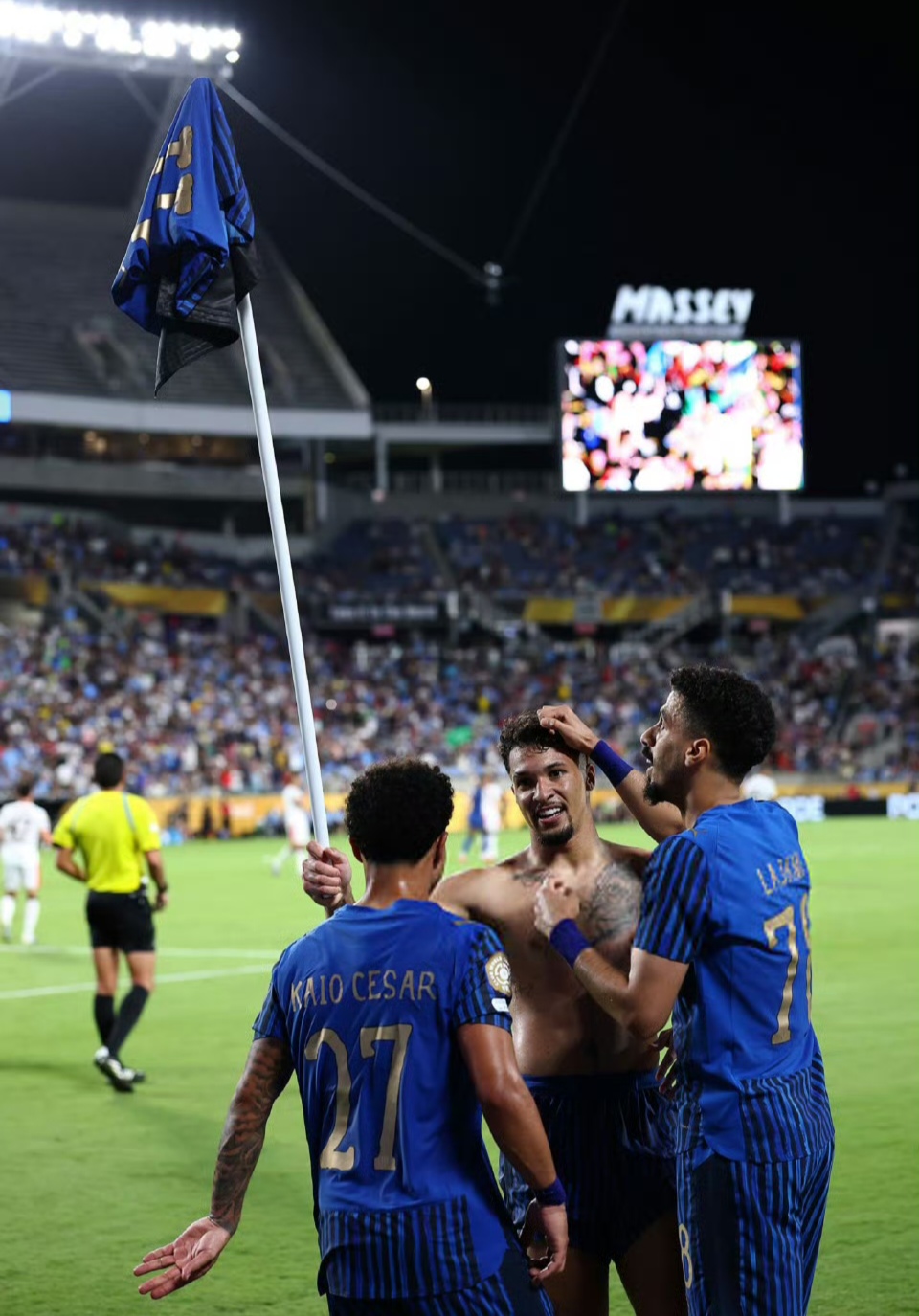 关于赛后法甲传出新动向，曼联再遭质疑，管理层表态：赛场秩序良好，资深球员宣示担当的信息