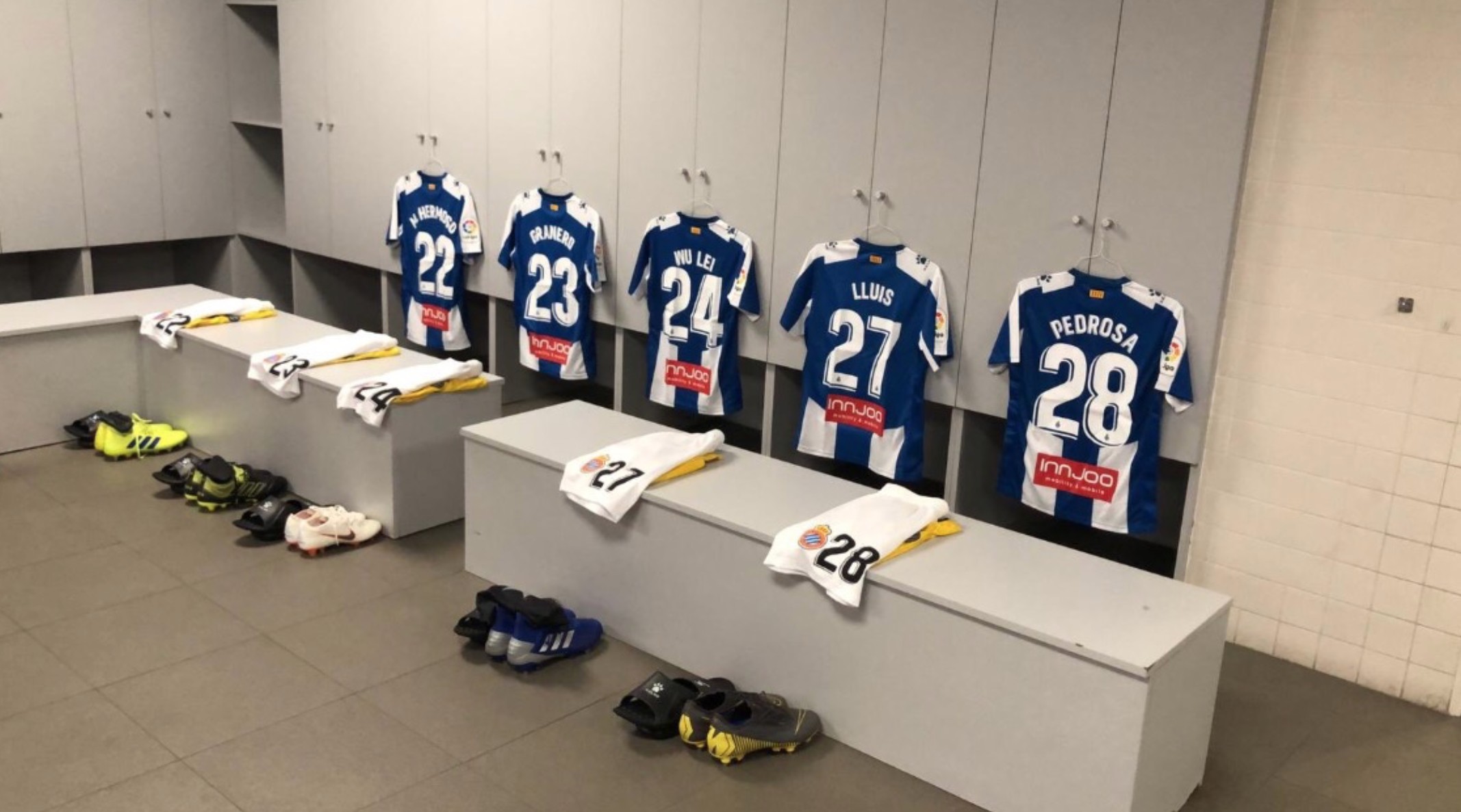 包含欧篮联赛程吃紧，巴塞罗那今晚战术微调，更衣室稳定，更衣室氛围转暖的词条