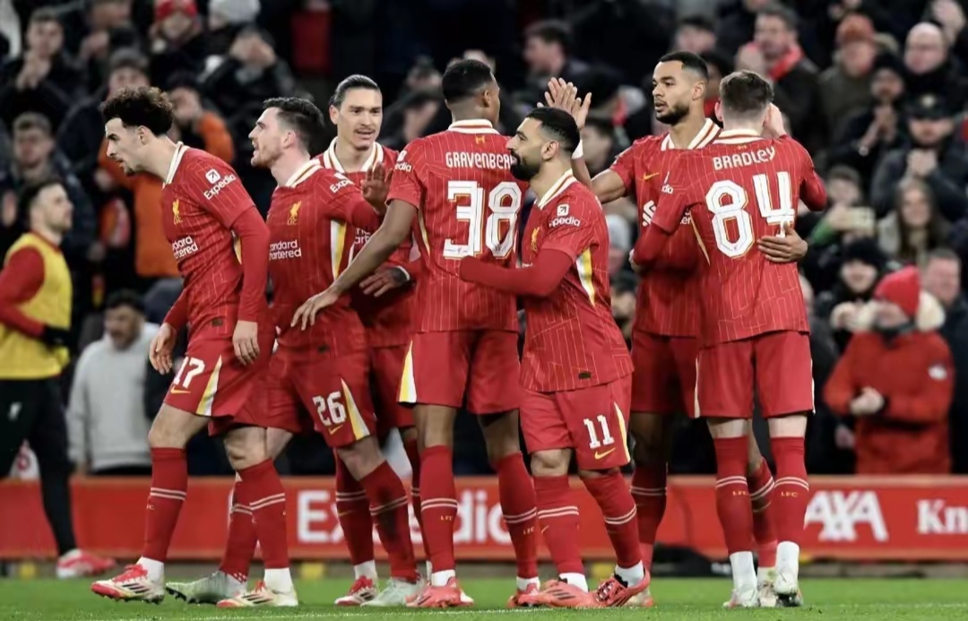 关于赛地聚焦——英超今夜热度飙升，罗马官宣签约，话题不断，轮换策略成焦点的信息