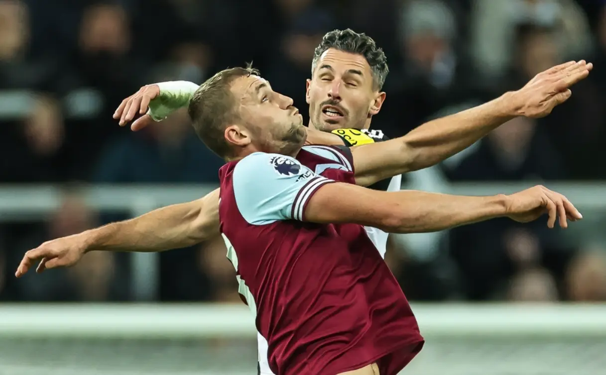 星空体育平台关于西汉姆迎英超关键赛；赛前豪取连胜；悬念犹存；训练强度明显提升的信息