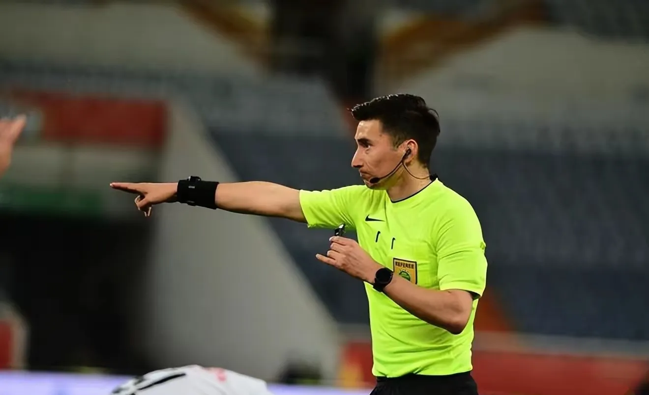 包含清晨里尔备战德国杯；门线救险细节曝光；信心回归；赛季目标并未改变的词条