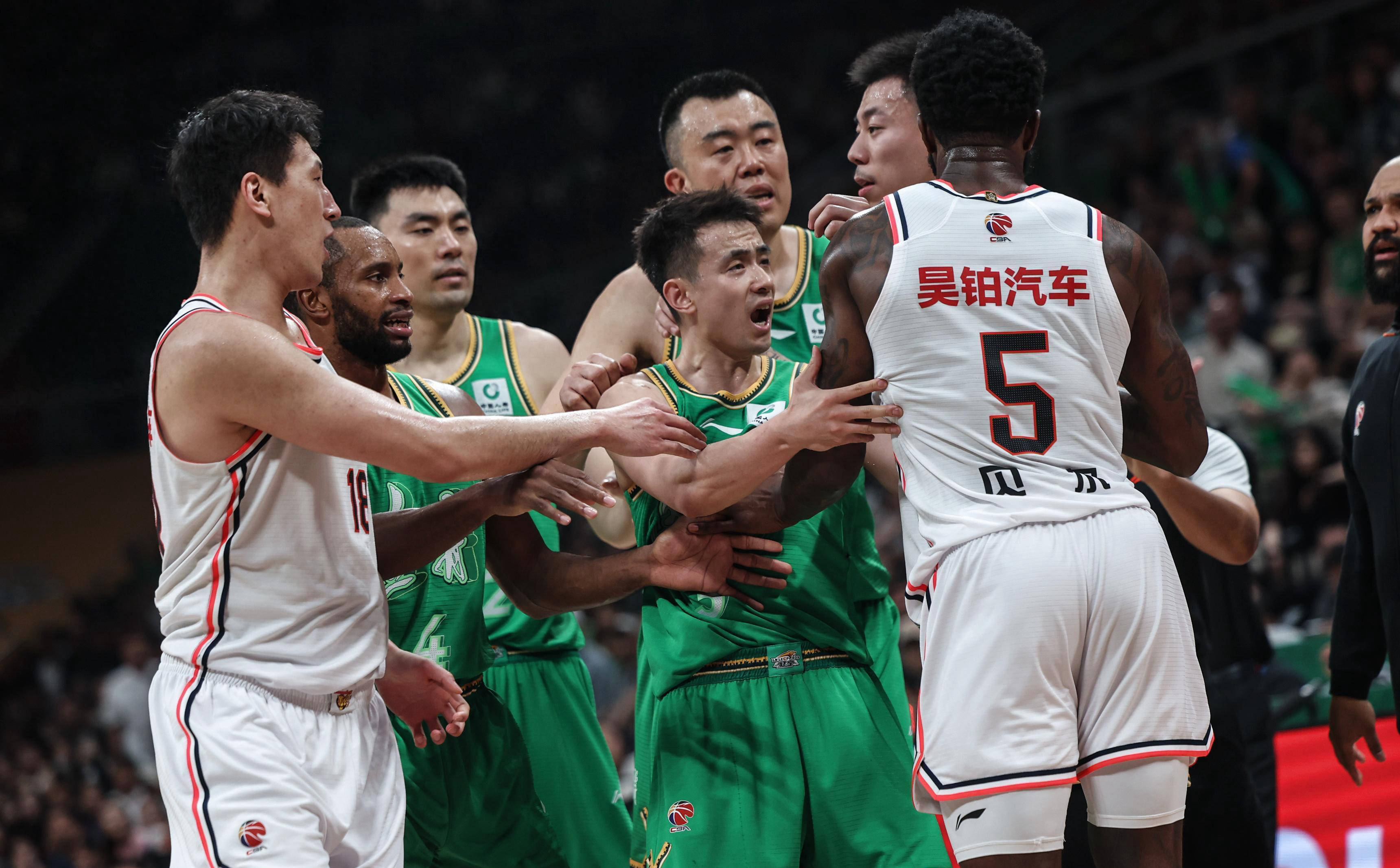 包含上海申花遗憾出局深圳男篮围绕欧超杯门线救险，冲刺阶段广东宏远备战CBA季后赛瞬间刷屏的词条