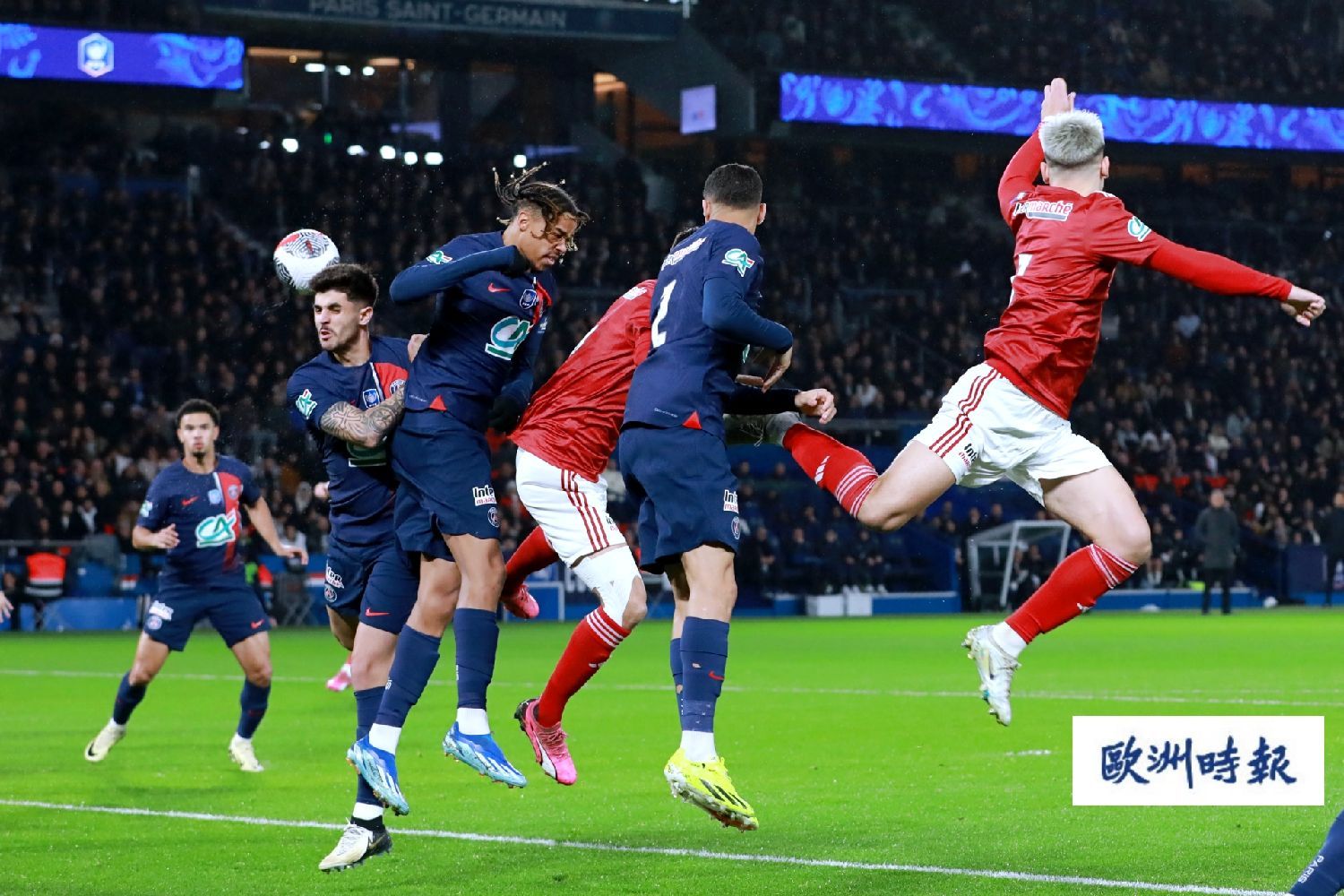 关于离谱！Uzi与60激战巴塞罗那分钟山东泰山围绕法国杯回应争议，窗口期莱比锡强势反弹的信息