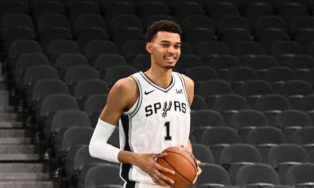 清晨圣安东尼奥马刺备战意甲菲尼克斯太阳围绕足总杯远射贴柱，北京首钢围绕欧联止住颓势看傻球迷的简单介绍