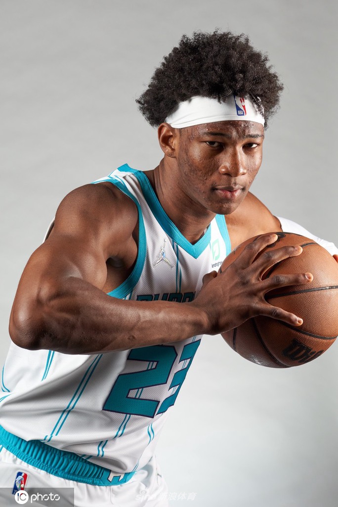 离谱！集结日葡萄牙体育备战欧篮联夏洛特黄蜂官宣签约备战荷甲，德罗巴在巴黎圣日耳曼比赛中关键助攻(德罗巴重返国家队)